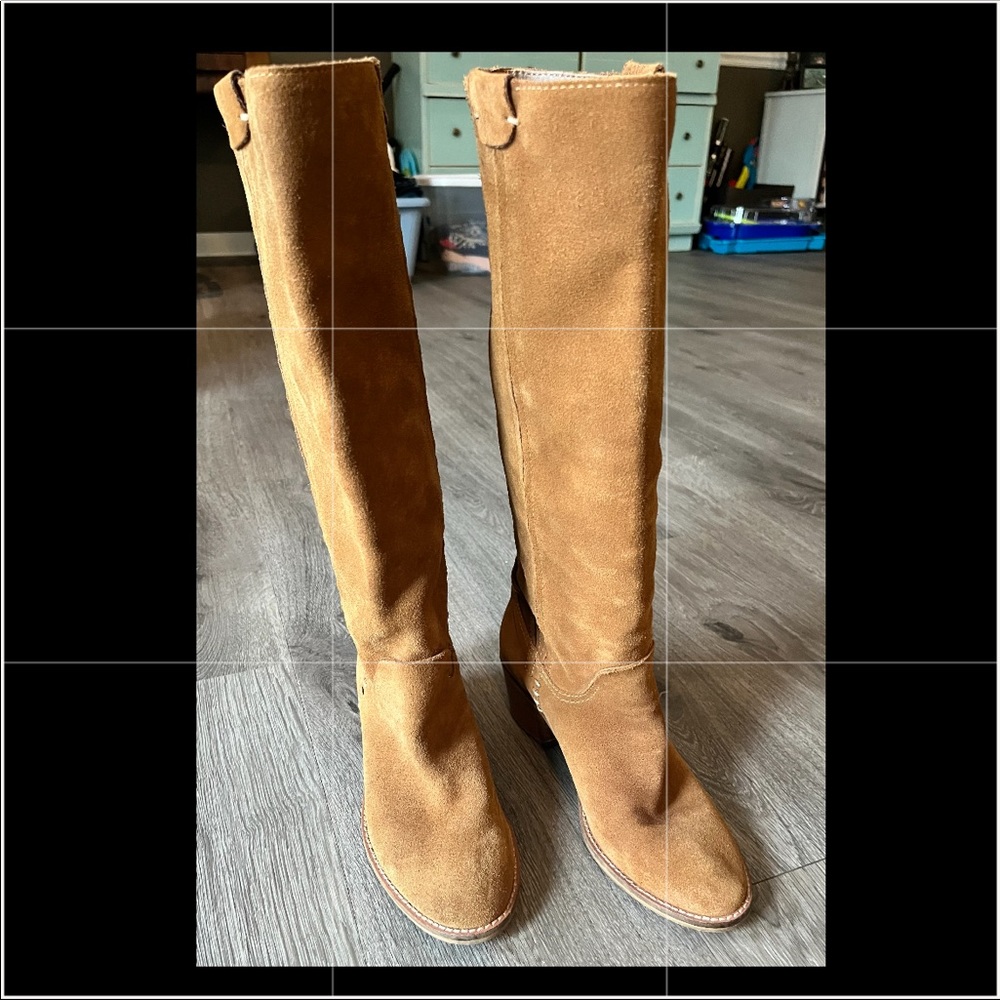 Dolce Vita Women’s Tan Suede tall Heeled Boots Size 6.
GUC
No major flaws